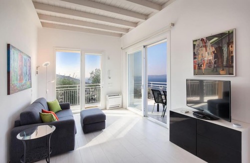 Albisano Apartment | Villa Malù - APT Luisa Piscina e vista lago