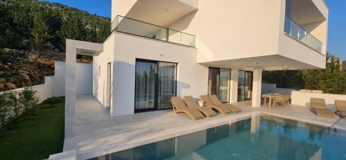 Starigrad Villa | Villa Malu with Heated Pool & Jacuzzi