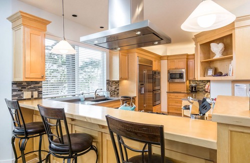Manzanita House | Villa Manzanita by AvantStay | Hot Tub, 1 Block to Beach/Town, Chef's Kitchen