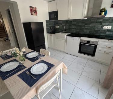 Estrella del Mar House | VILLA MARE - 2 beds with balcony, patio and pool and direct park access