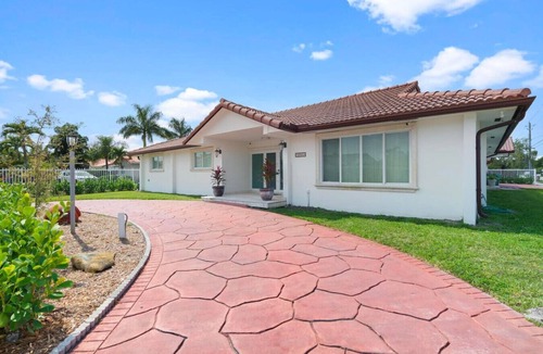 Ludlam House | Villa · Mediterranean Villa - Big Pool-Pool Spa BBQ Fits18