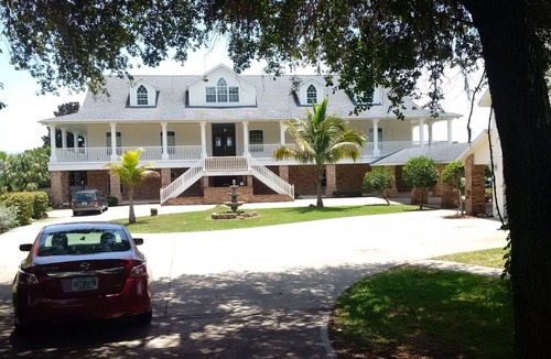 Tropic Apartment | Villa Melbourne Master BR suite w/King bed/heated Pool