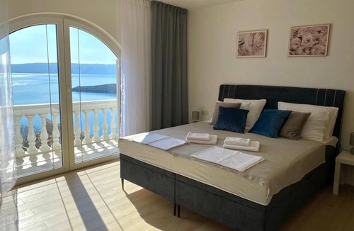 Cesarica Apartment | Villa Mihaela - Beachfront apartment "Mario" with sea view and pool