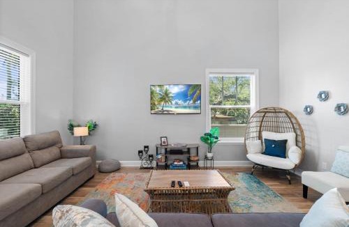 Lincolnville House | Villa Mojito Lakefront Home and APTs Sleeps 24