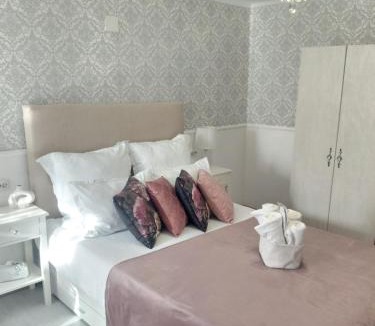 Lupeni Apartment | Villa Monica