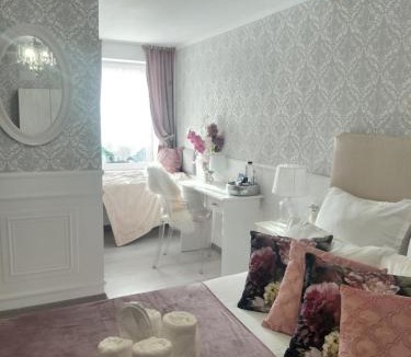 Lupeni Apartment | Villa Monica