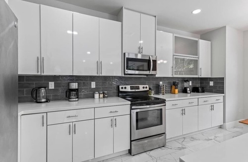 Golden Glades House | Villa Moonlight | Pool Jacuzzi BBQ Pickleball