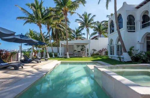 Zona Hotelera House | Villa Moriska | 5BR | Unique Beachfront Escape