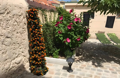 Le Mourillon Villa | Villa 'Mourillon Maison et Jardin 6-8 pers' with Private Terrace, Wi-Fi, and Air Conditioning