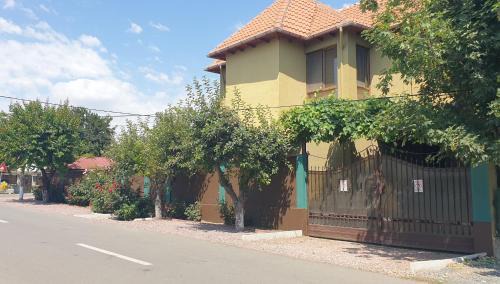 2 Mai House | Villa Mugur