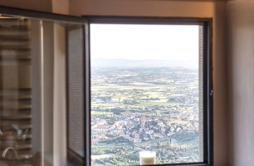 Cortona Villa | Villa Mulinoavento with magnificent view 5 minutes walking downtown