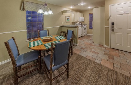 Flint Condo | Villa Near Lake Palestine