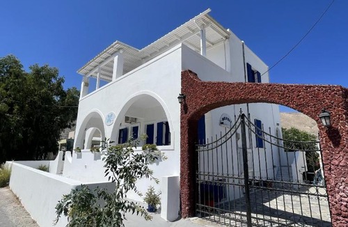 Perissa Apartment | Villa Nefeli