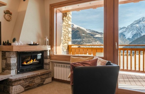 Villa Dalegno Apartment | Villa Nice View - One Bedroom Apartment, Sleeps 4