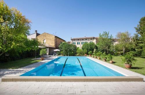 Volta Mantovana Villa | Villa Oleandra with Pool up to 12 People