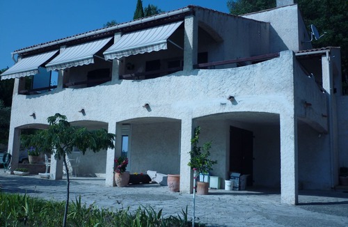 Cadenet Apartment | Villa on a hillside on a slope of the Luberon