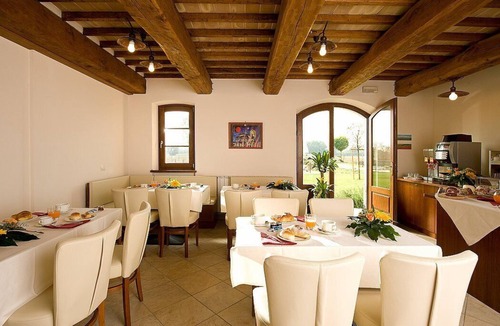 Cannara House | Villa Ornata B: A characteristic and welcoming apartment surrounded by the greenery, with Free WI-FI.