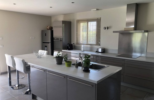 Sollies-Ville Villa | Villa overlooking the hill between Hyeres and St Tropez