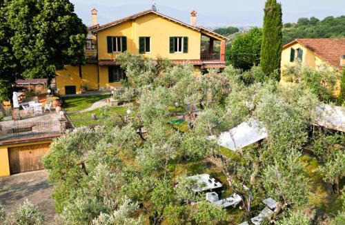 Casalguidi Villa | Villa panoramica con Jacuzzi privata tra Firenze & Lucca ,3 camere, 4 bagni