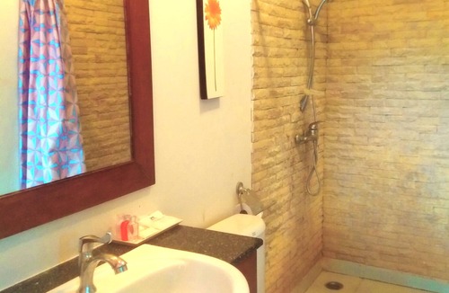 Khanong Phra Hotel | Villa Paradis Hotel