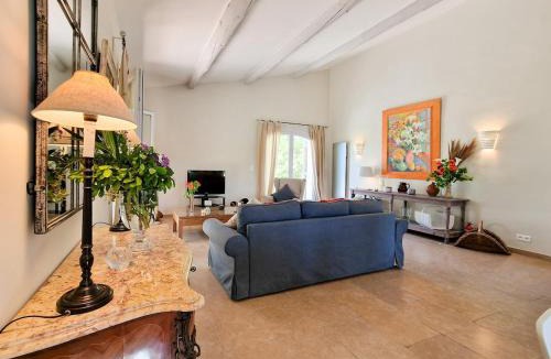 Cabrieres-d'Avignon Villa | Villa Parisot