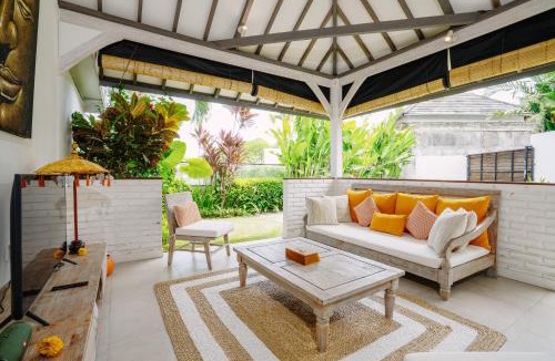 Babakan Villa | Villa Pima - Sumptuous 2BR Private Villa surrounded by Rice fields in a quiet Area