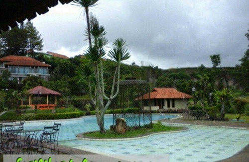 Cipanas Villa | Villa Pinggir Danau Puncak for 30 pax