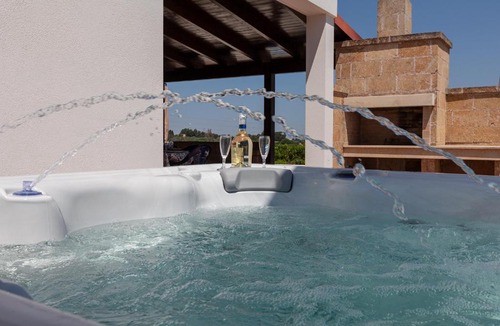 Sogliano Cavour Villa | Villa piscina idromassaggio sauna biliardo m860
