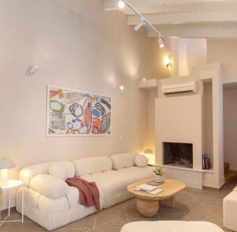 Plaka Villa | Villa Plaka 3BR 9ppl PrivateYard 200m Metro&Museum