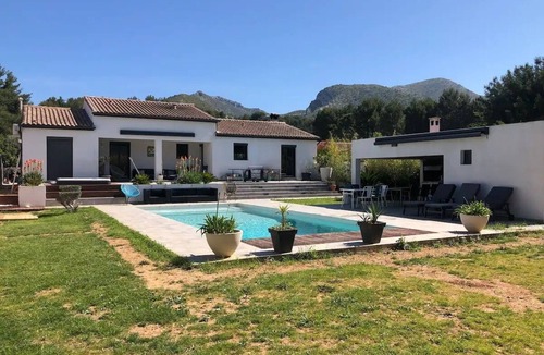 Gemenos Villa | Villa Pool Jacuzzi Pool House Petanque Provence all comfort