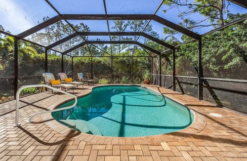 Centennial Villa | Villa Poolside Paradise: Unwind in Tropical Style!