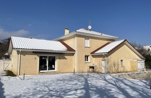 Saint-Genis-Pouilly Villa | Villa Proche de Génève, Pour Skier Dans le Jura ou Profiter de la Piscine en été
