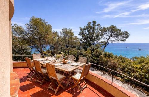 Agay Villa | Villa provençale authentique front de mer piscine et plage privée