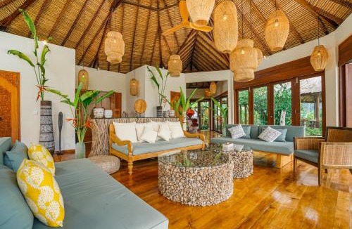 Kalibukbuk Villa | Villa Ravenala - Sumptuous 5BR Luxury Villa 10min away from Lovina in North of Bali