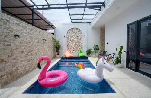 Sleman Villa | Villa Rooz BARU private pool dining kitchen