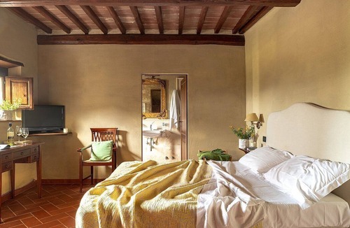 Rapale Villa | Villa Saffo: A charming three-story villa surrounded by meadows and by green hills, with Free WI-FI.