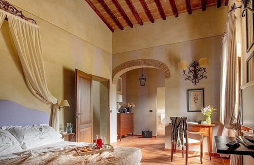 Rapale Villa | Villa Saffo: A charming three-story villa surrounded by meadows and by green hills, with Free WI-FI.