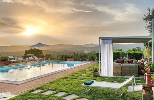 Rapale Villa | Villa Saffo: A charming three-story villa surrounded by meadows and by green hills, with Free WI-FI.