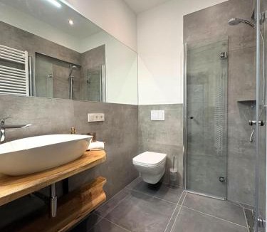 Wernigerode Apartment | Villa Schlossblick III - Zeit zum Träumen in exklusiver Suite "Zirbennest", Parkplatz, Smart-TV, WLAN