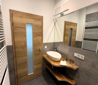 Wernigerode Apartment | Villa Schlossblick III - Zeit zum Träumen in exklusiver Suite "Zirbennest", Parkplatz, Smart-TV, WLAN