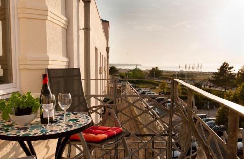 Seepromenade Apartment | Villa Seeblick Warnemünde - Fewo mit Meerblick und Balkon direkt am Strand für 2-4 Pers