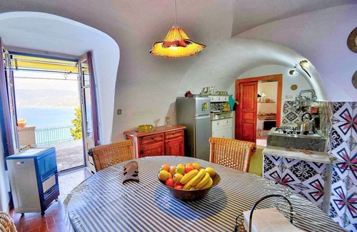 Palinuro House | Villa Simpatia B: A characteristic and welcoming apartment situated at a short distance from the beach, with Free WI-FI.