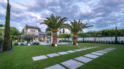 San Benedetto di Lugana Villa | Villa Sirmione Front Lake