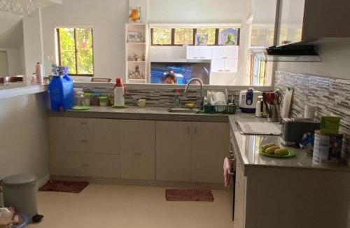 Bataan Villa | Villa - Sleeps 10 - Communal Pool - Parking