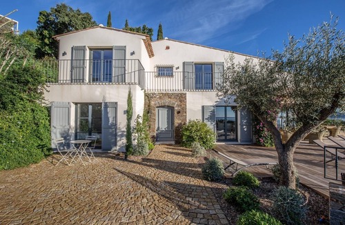Cavalaire-sur-Mer Villa | VILLA SOLEIL D'OR GOLFE DE ST TROPEZ4*, swimming pool at 29° all year round, 180° view