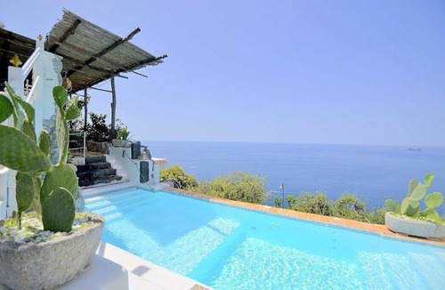 Praiano Villa | Villa Stile: A splendid and luminous three-story historical villa located on a hillside, facing the sea, with Free WI-FI.