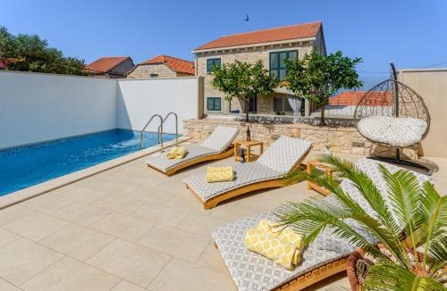 Sutivan Villa | VILLA STONE PEARL SUTIVAN - exceptional luxury new three-room villa - private pool and jacuzzi - perfect location right next to the town center and the beach - secured parking space