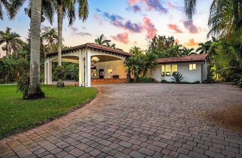 Golden Glades Villa | Villa Sultan | Luxe Pickleball & Basketball