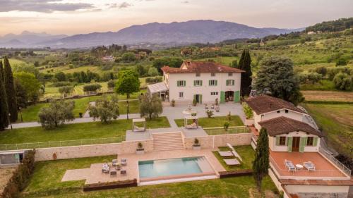 Macchino Villa | Villa Sunkiss: Luxury Farmhouse with Tuscan Flair