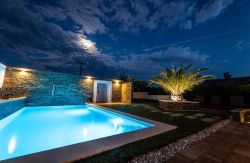 Koper House | Villa Sunset Pool & Spa apartments